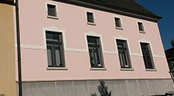 Haus mit rosa Außenfassade