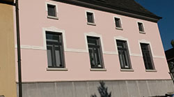 Haus mit rosa Außenfassade
