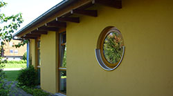 Haus mit gelber Außenfassade