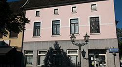 Haus mit rosa und grauer Außenfassade